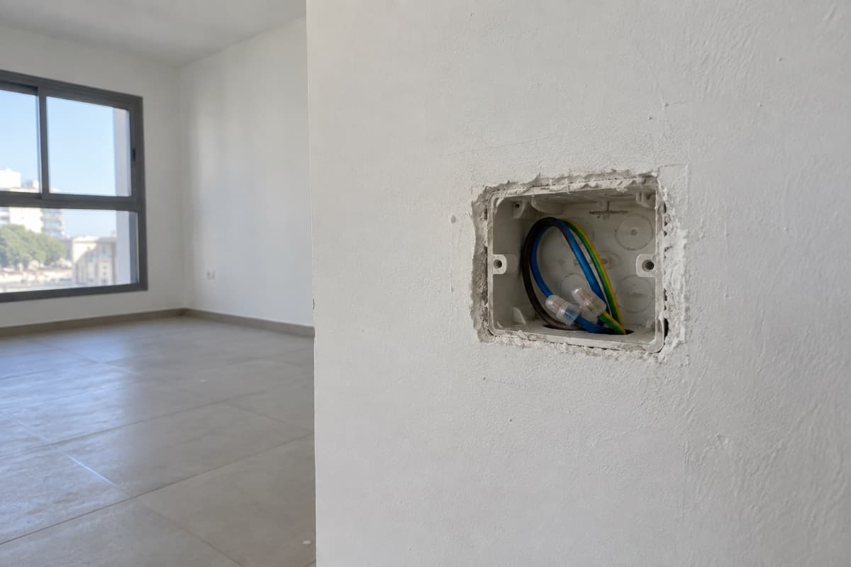 קופסת חשמל שקועה בקיר ללא מכסה
