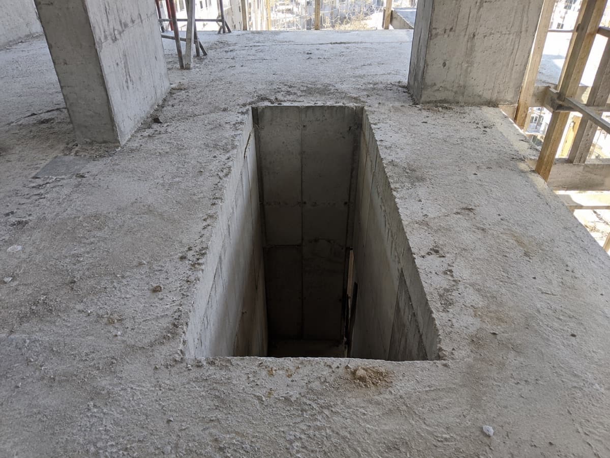 פתח פיר בתקרת בטון באתר בנייה, ללא כיסוי וללא גידור