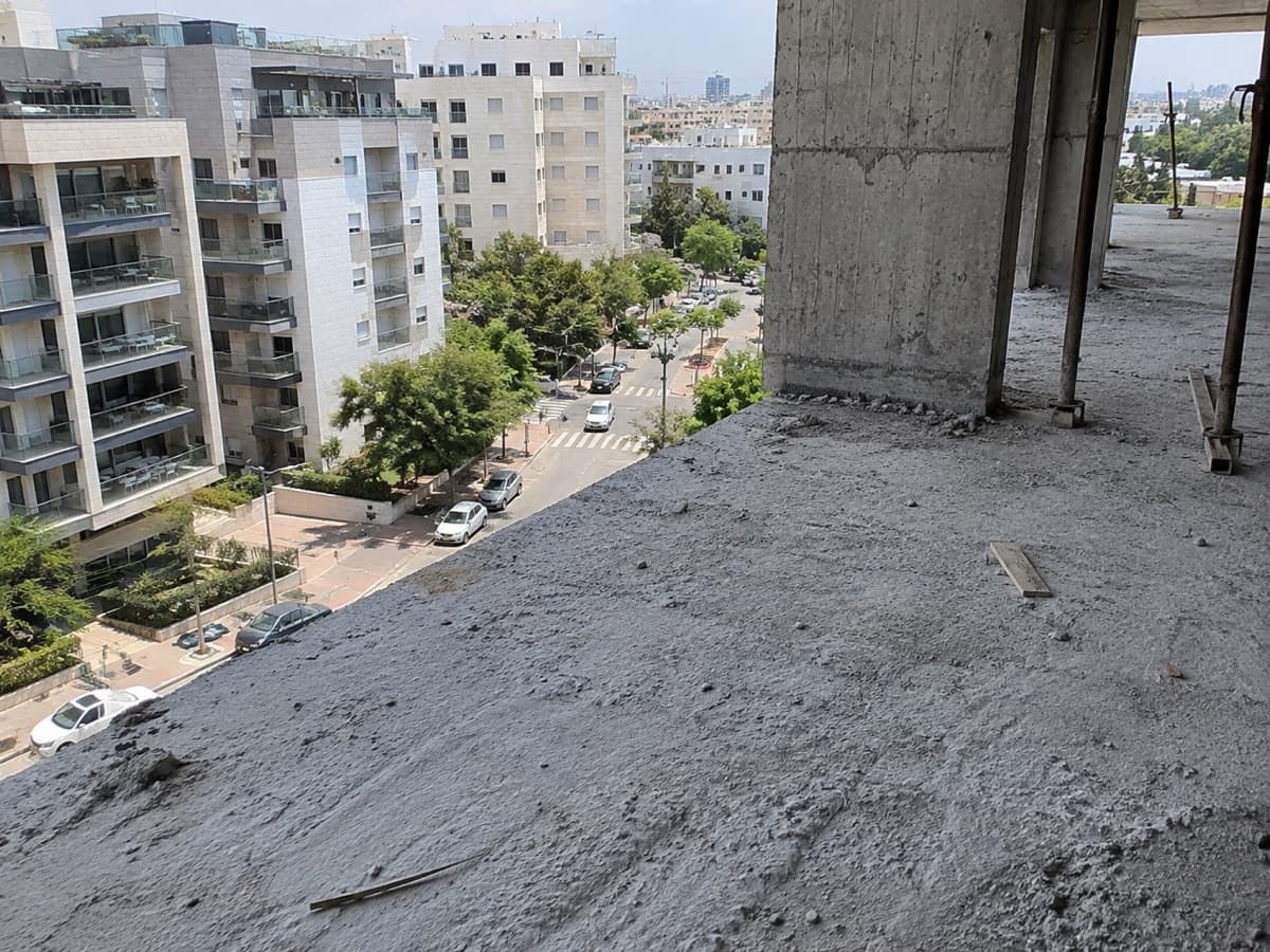 שפת תקרה בקומה עליונה של אתר בנייה, ללא מעקה זמני