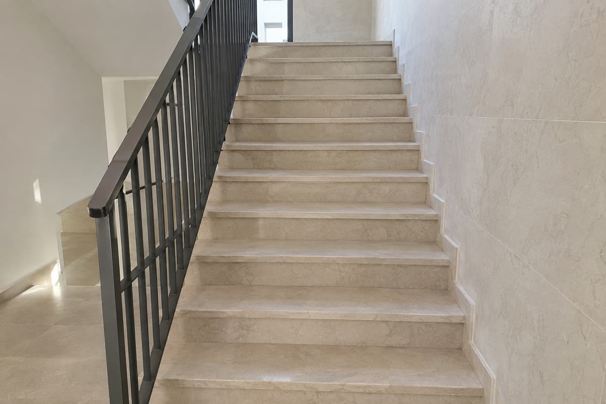 מדרגות אבן בלובי בניין, בלי פס ניגודי בשפות המדרגות