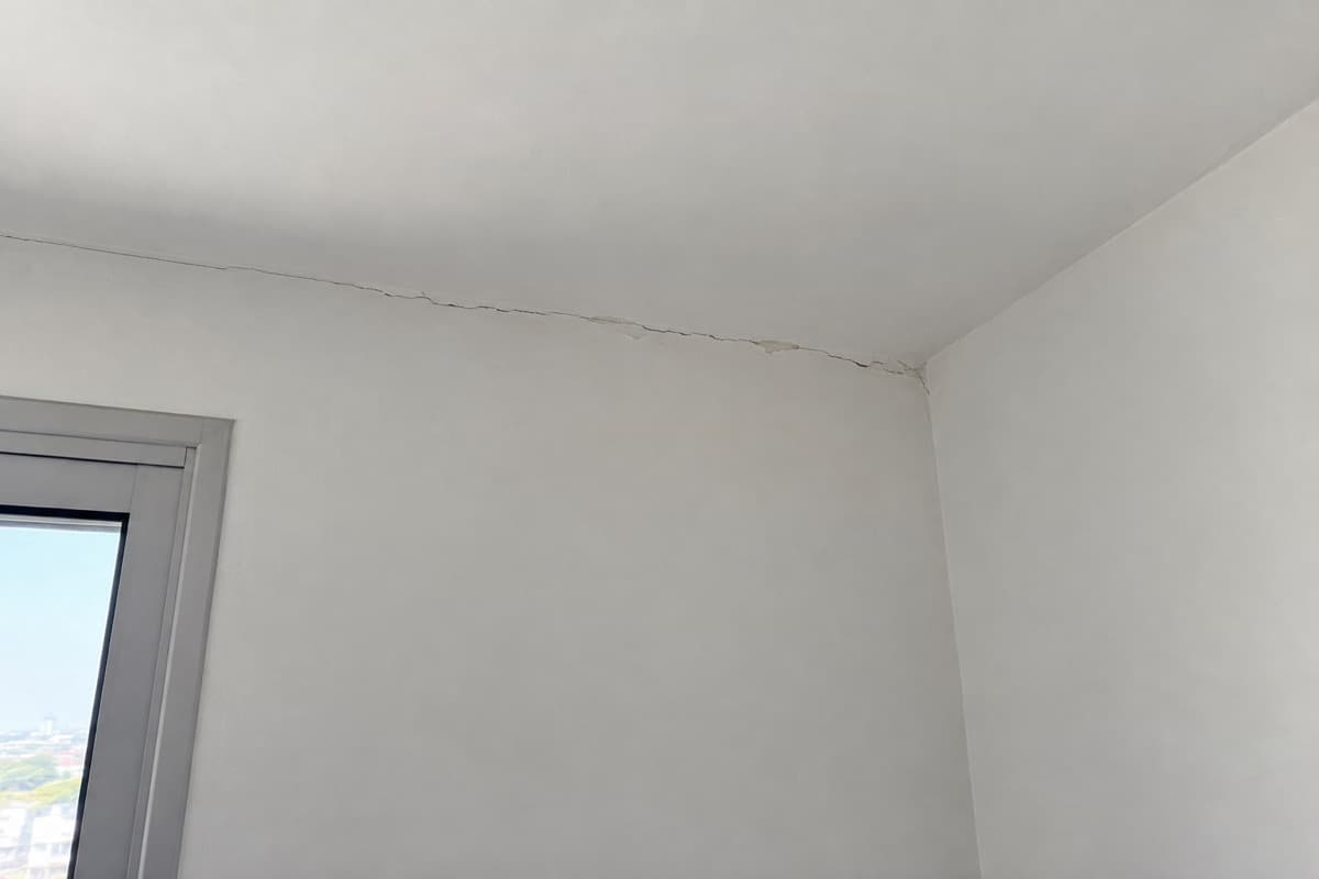 סדק שיער אופקי בחיבור שבין קיר לתקרה