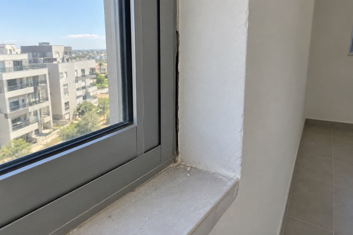 מסגרת חלון אלומיניום עם מרווח ללא איטום בינה לבין הטיח